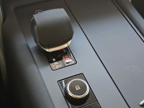 Used 2025 Land Rover Discovery Metropolitan Edition image 25