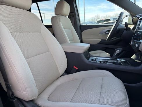 Used 2022 Chevrolet Traverse LS image 11