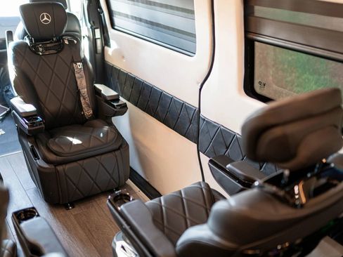 Used 2024 Mercedes-Benz Sprinter 2500 image 40