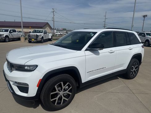 Used 2025 Jeep Grand Cherokee Limited w/ Luxury Tech Group II AWD/4WD image 4