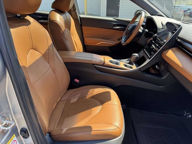 Used 2019 Toyota Avalon Limited FWD image 9