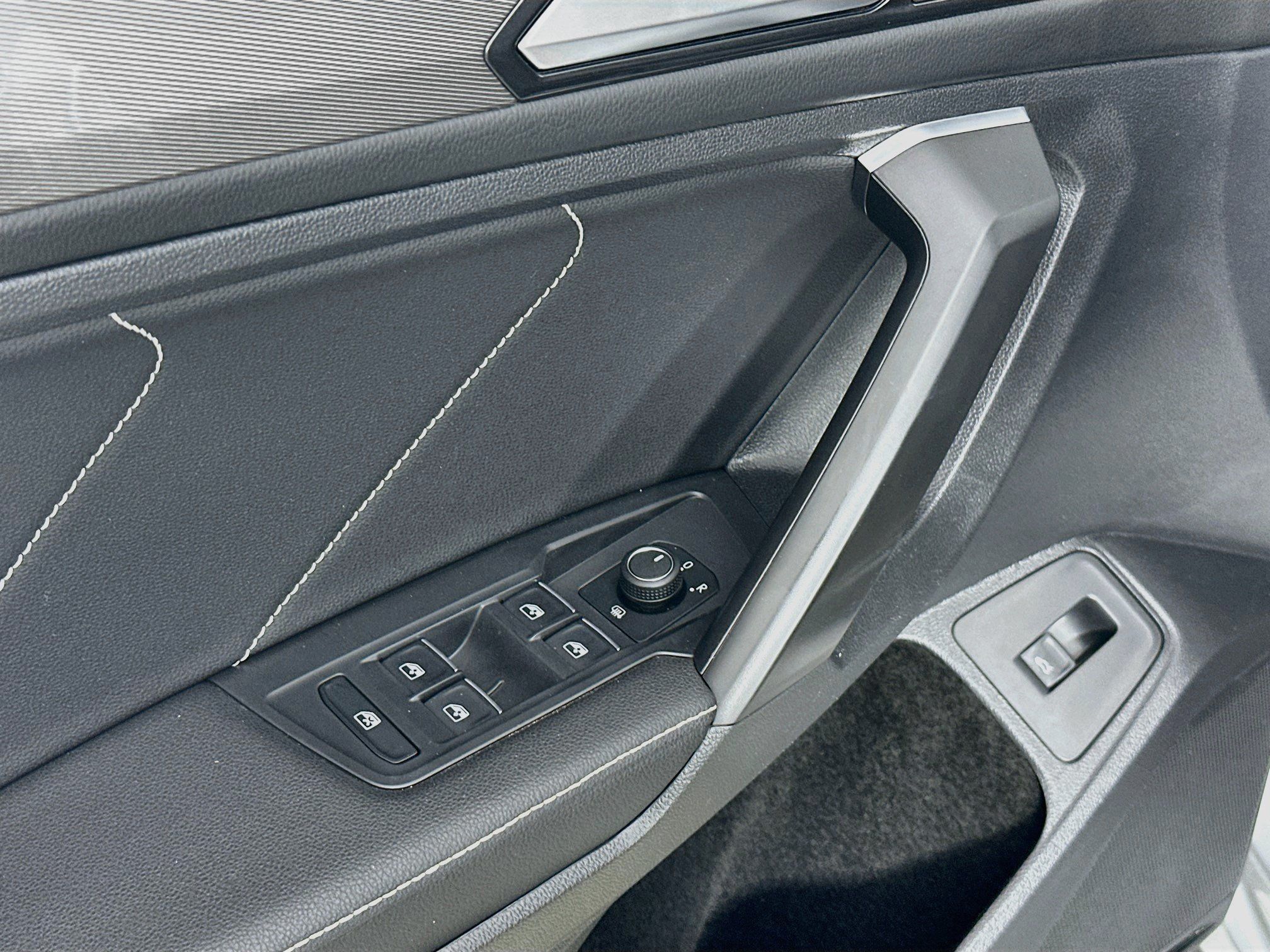 Used 2022 Volkswagen Tiguan SE R-Line FWD image 17