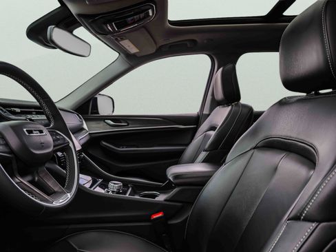 Used 2024 Jeep Grand Cherokee Limited image 9