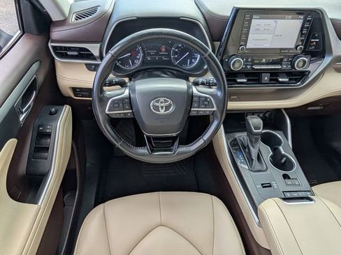 Used 2020 Toyota Highlander XLE image 10
