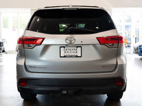 Used 2018 Toyota Highlander XLE AWD/4WD image 5