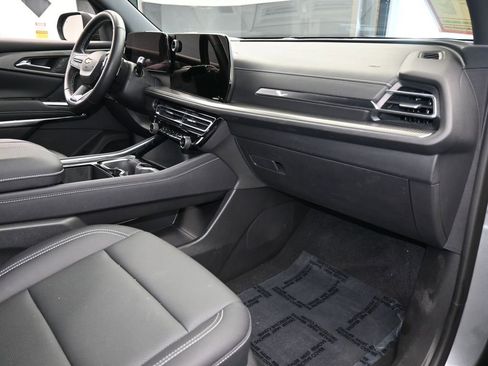 Used 2025 Chevrolet Traverse LT image 47