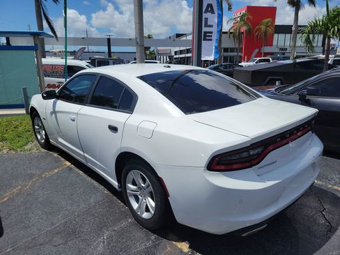Used 2020 Dodge Charger SXT RWD image 4