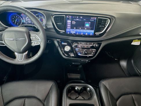 Used 2025 Chrysler Pacifica Select FWD image 27