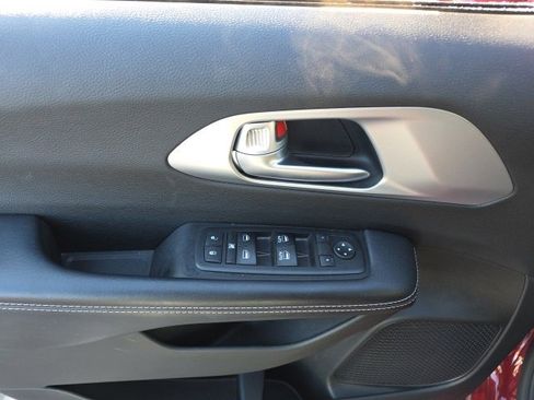 Used 2018 Chrysler Pacifica Touring-L w/ Advanced Safetytec Group image 12