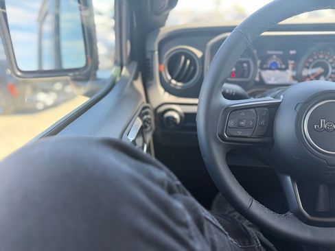 Used 2025 Jeep Gladiator Mojave image 8