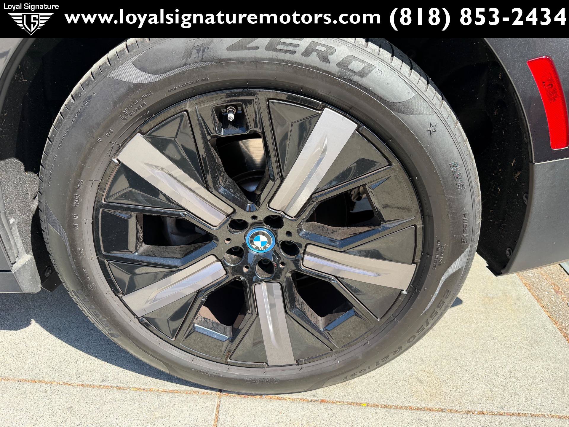 Used 2024 BMW iX xDrive50 w/ Premium Package AWD/4WD image 32
