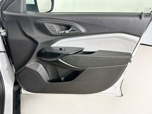 Used 2025 Chevrolet Trax LT w/ LT Convenience Package FWD image 30