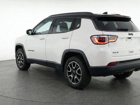 Used 2025 Jeep Compass Trailhawk image 6