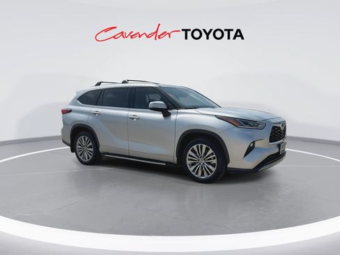 Used 2022 Toyota Highlander Platinum AWD/4WD image 2
