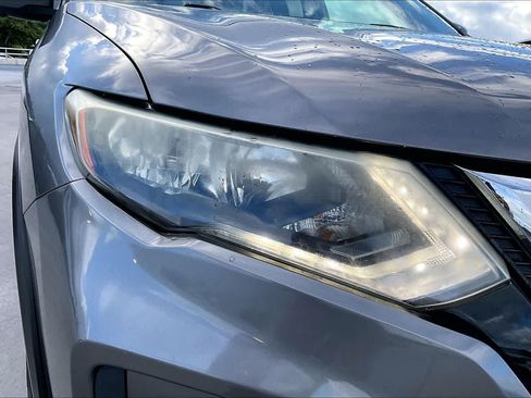 Used 2017 Nissan Rogue SV FWD image 31