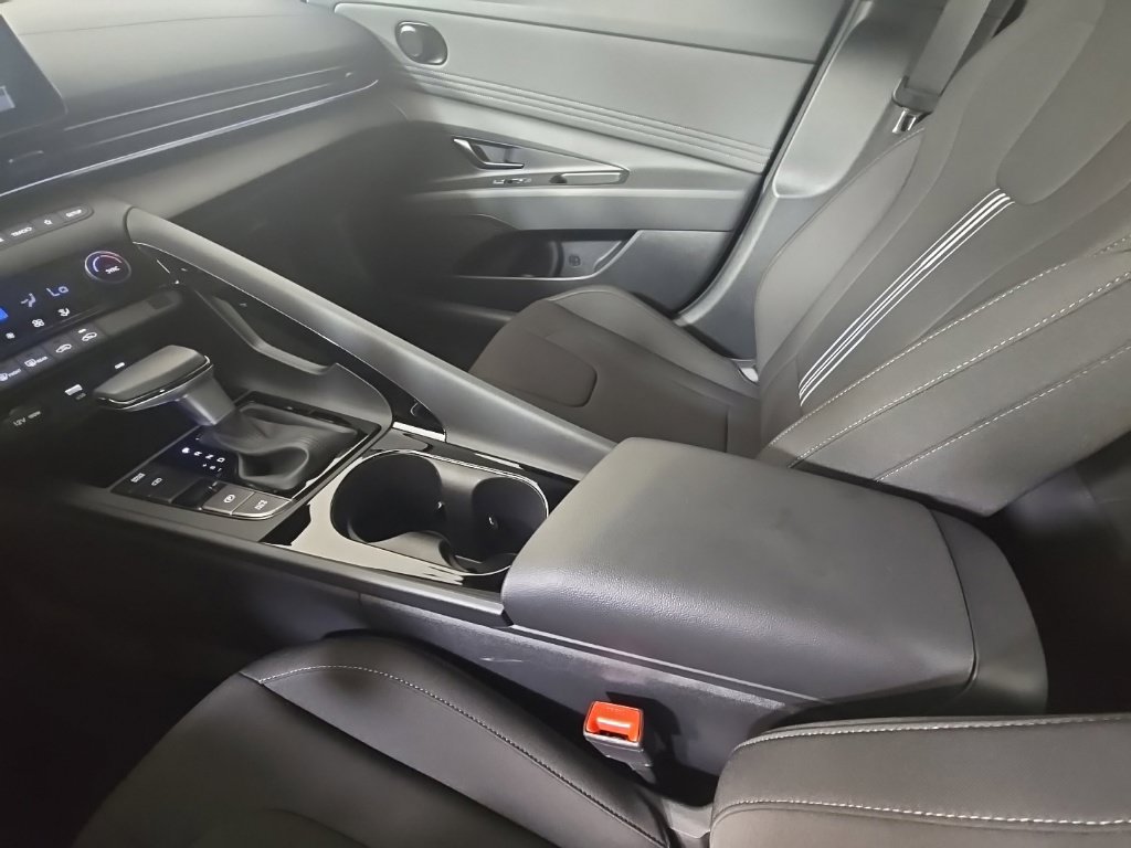 Certified 2025 Hyundai Elantra SEL FWD image 23