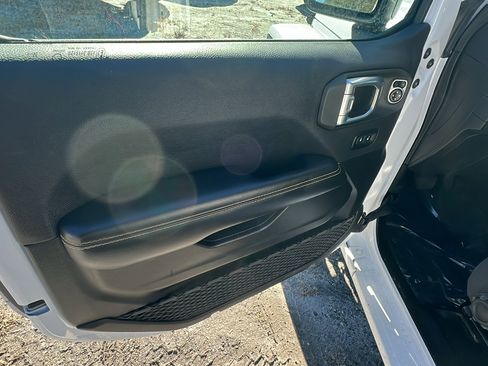 Used 2025 Jeep Wrangler Sahara image 14