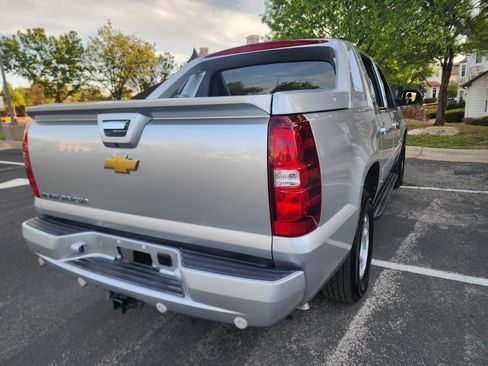 Used 2013 Chevrolet Avalanche LT image 7