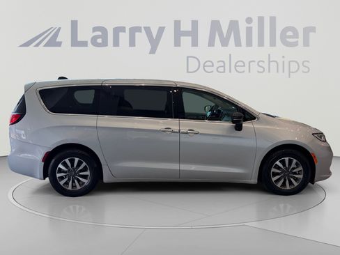 Used 2024 Chrysler Pacifica Limited FWD image 6