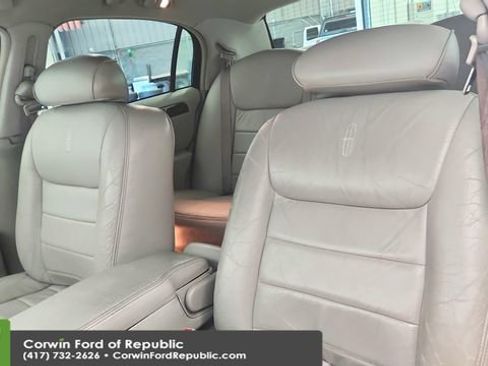 Used 2002 Lincoln Town Car Signature image 9