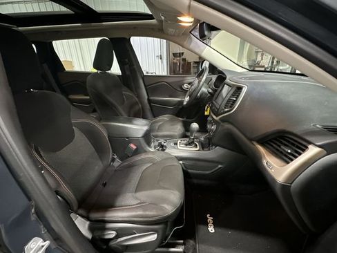 Used 2017 Jeep Cherokee Latitude AWD/4WD image 29