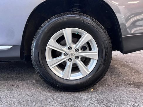 Used 2011 Toyota Highlander SE FWD image 7