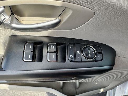 Used 2017 Kia Sedona L FWD image 16