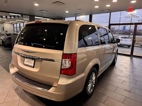 Used 2014 Chrysler Town & Country Touring-L w/ Driver Convenience Group image 5