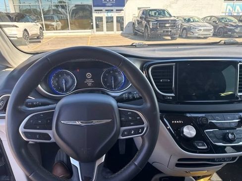 Used 2023 Chrysler Pacifica Touring-L FWD image 8