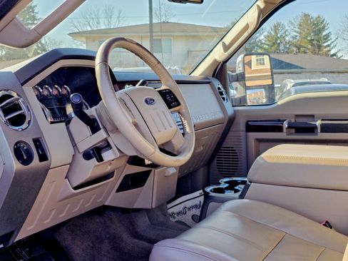 Used 2010 Ford F250 Lariat image 2