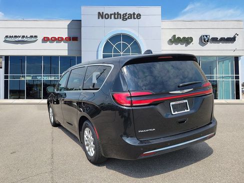 Used 2023 Chrysler Pacifica Touring-L FWD image 3