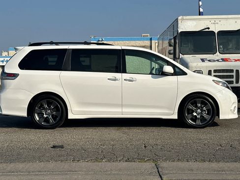Used 2016 Toyota Sienna SE image 8