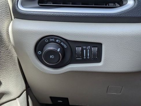 Used 2023 Chrysler Pacifica Touring-L FWD image 28