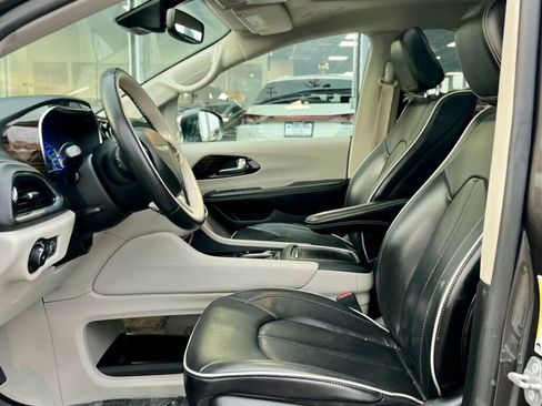 Used 2021 Chrysler Pacifica Limited w/ Uconnect Theater Family Group image 12