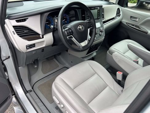 Used 2020 Toyota Sienna XLE Premium FWD image 18