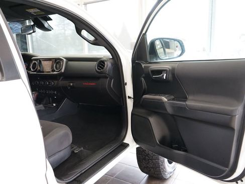 Used 2018 Toyota Tacoma TRD Sport w/ Technology Package image 34