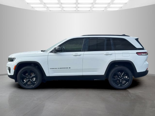 Used 2023 Jeep Grand Cherokee Limited w/ Black Appearance Package AWD/4WD image 4