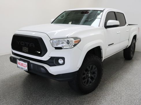 Used 2022 Toyota Tacoma SR5 w/ Technology Package RWD image 2