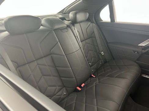 Used 2025 BMW 760i xDrive w/ Executive Package image 39