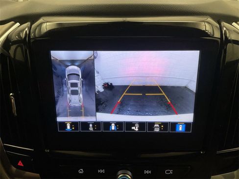 Used 2023 Chevrolet Traverse Premier image 9
