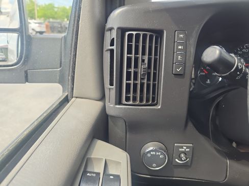Used 2015 Chevrolet Express 2500 RWD image 22