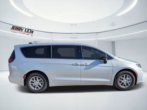 New 2026 Chrysler Pacifica Select image 2