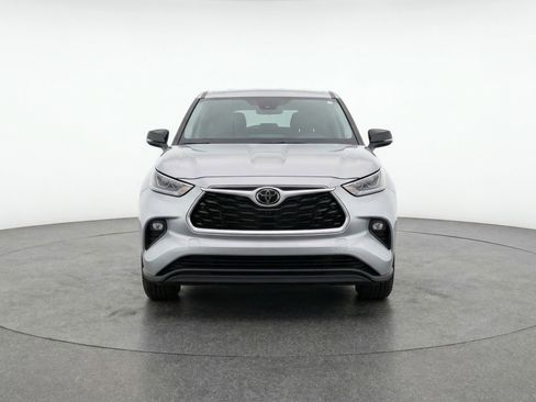 Used 2025 Toyota Highlander LE image 2