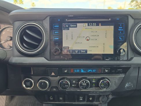 Used 2016 Toyota Tacoma TRD Sport image 16