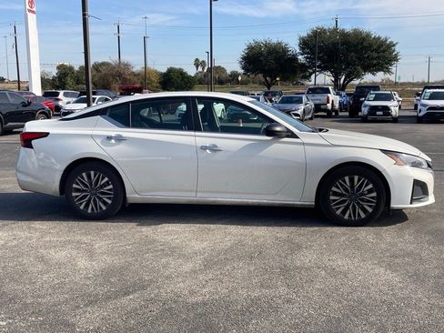 Used 2025 Nissan Altima 2.5 SV image 4