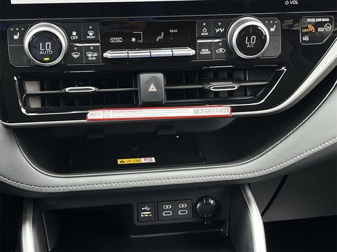 Used 2025 Toyota Highlander XLE image 18