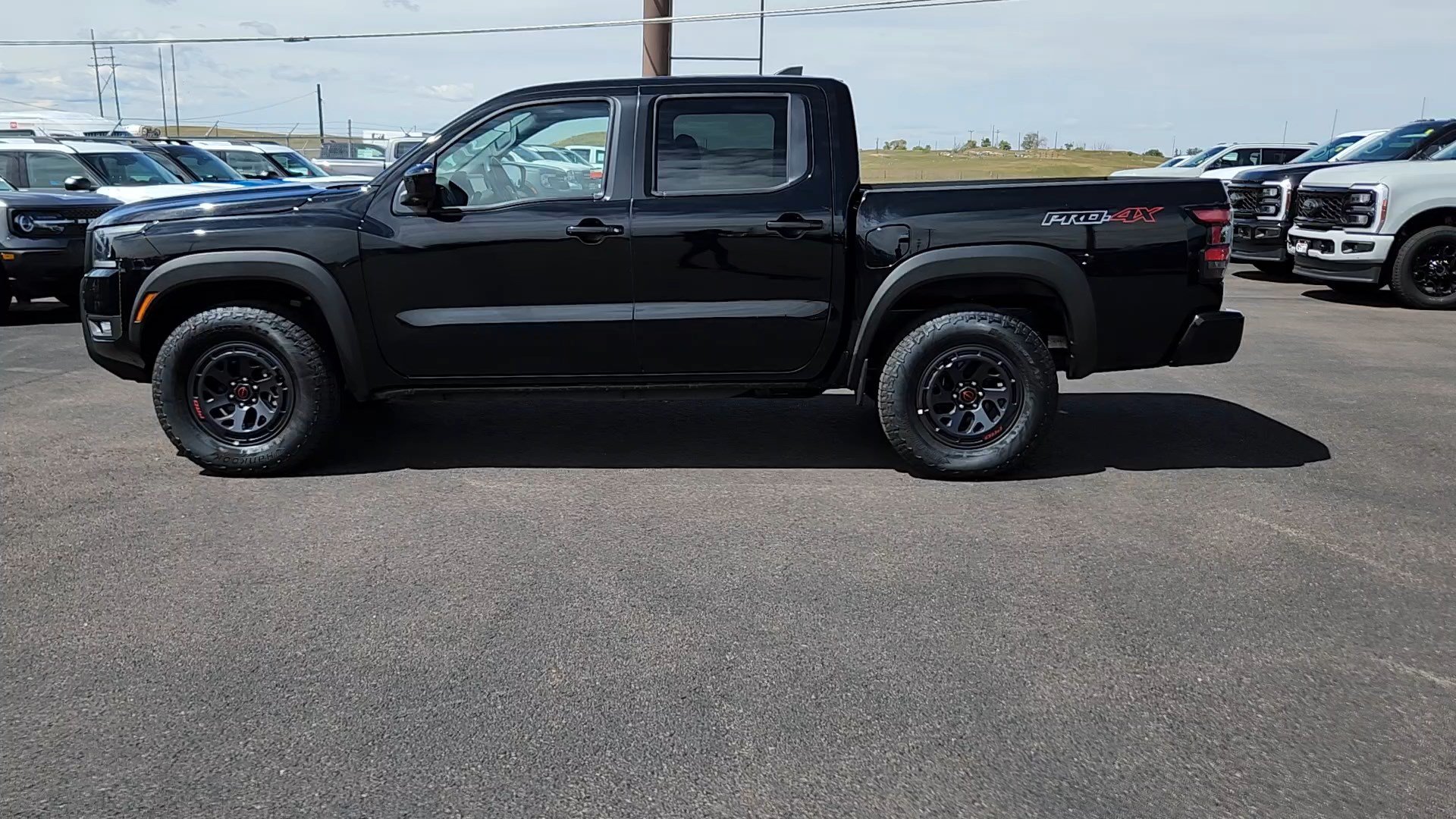 Used 2026 Nissan Frontier PRO-4X AWD/4WD image 2