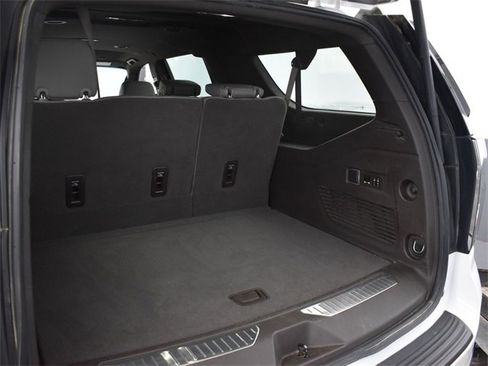 Used 2022 Chevrolet Suburban Z71 w/ Luxury Package image 23