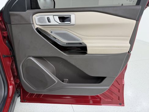 Used 2023 Ford Explorer Platinum w/ Technology Package image 29