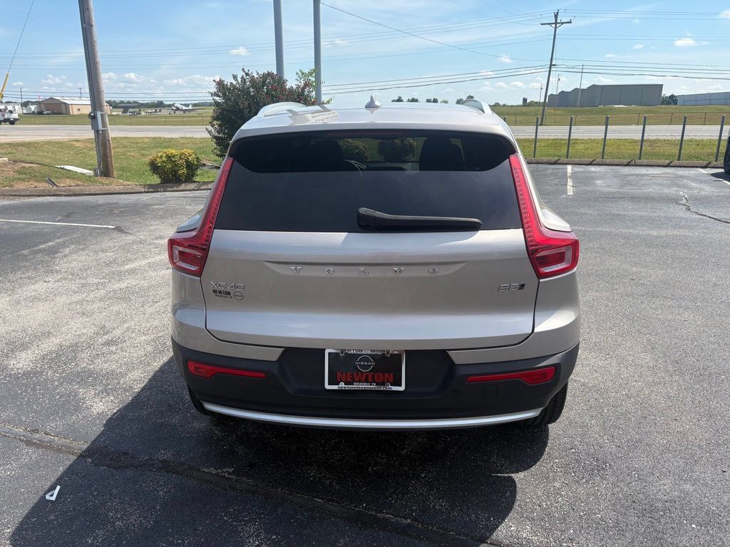 Used 2024 Volvo XC40 B5 Core AWD/4WD image 5